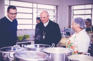 Visita de Dom Pedro Carlos Cipollini à Associação Lar 